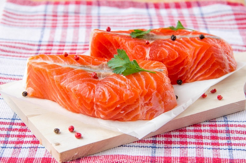 Cá hồi là thực phẩm có hàm lượng protein dồi dào cần thiết cho sự phát triển của cơ thể