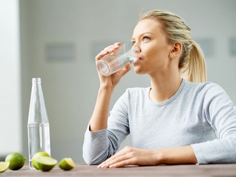 Uống đủ 2 lít nước mỗi ngày sẽ giúp bạn đốt cháy được khoảng 95 calo trong cơ thể