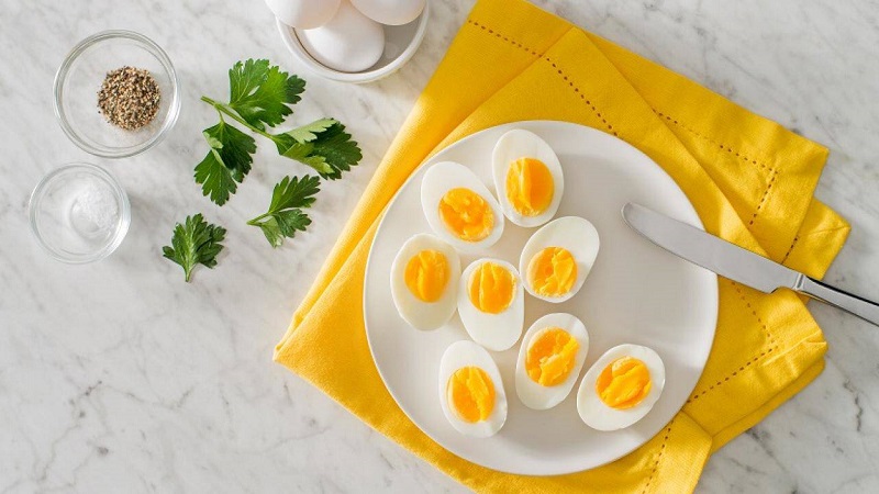 trong 100g trứng luộc sẽ chứa khoảng 155,1 calo