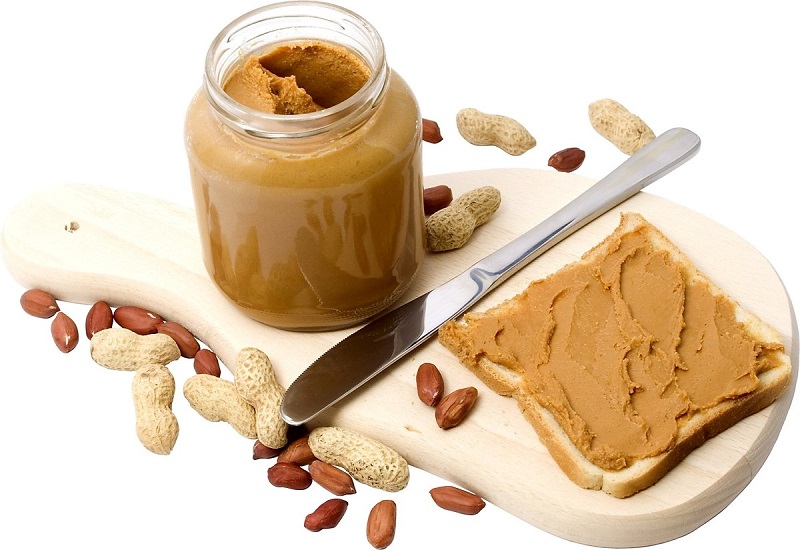 Bơ đậu phộng lạt chứa hàm lượng protein cao giúp bạn cảm thấy dễ no và hạn chế cơn thèm ăn hiệu quả.