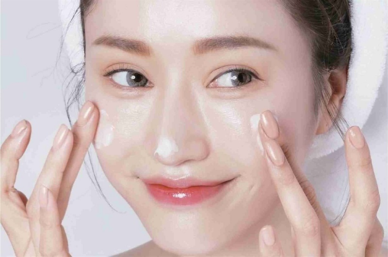 Dùng kem dưỡng ẩm giúp làn da trở nên mềm mại 