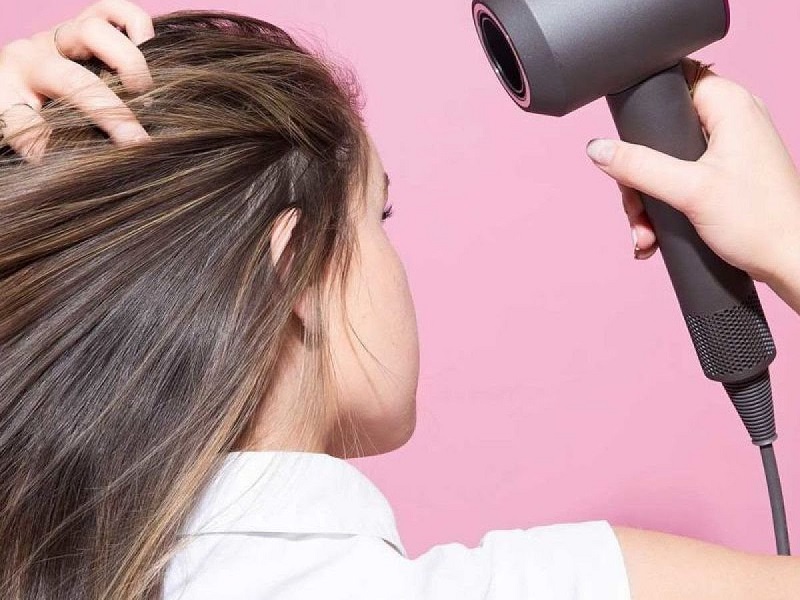 Hạn chế sấy tóc: Sau khi tẩy, tóc sẽ yếu, dễ gãy rụng nên việc dùng máy sấy sẽ khiến mái tóc của bạn trở nên khô hơn