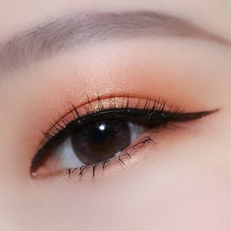 Trang điểm kiểu Thái sử dụng phấn mắt màu cam đất hoặc nâu đồng