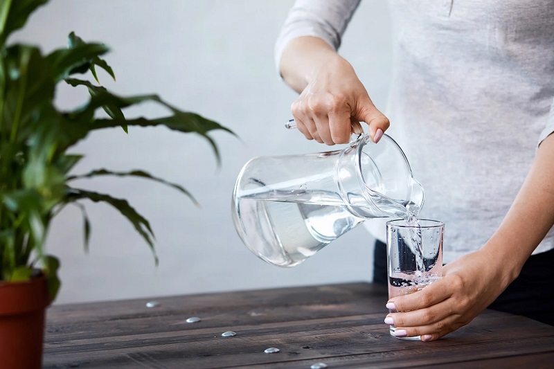 Uống nước làm cách giúp duy trì độ ẩm cho cơ thể và săn chắc da mặt