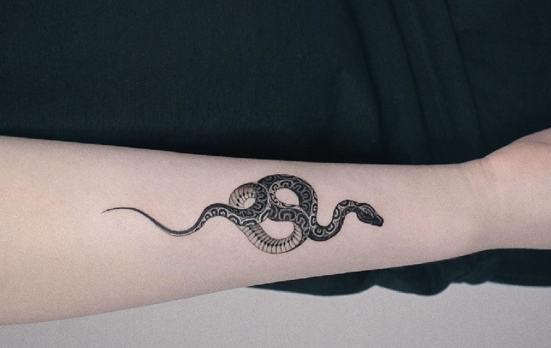 Hình xăm rắn đẹp trên cổ tay