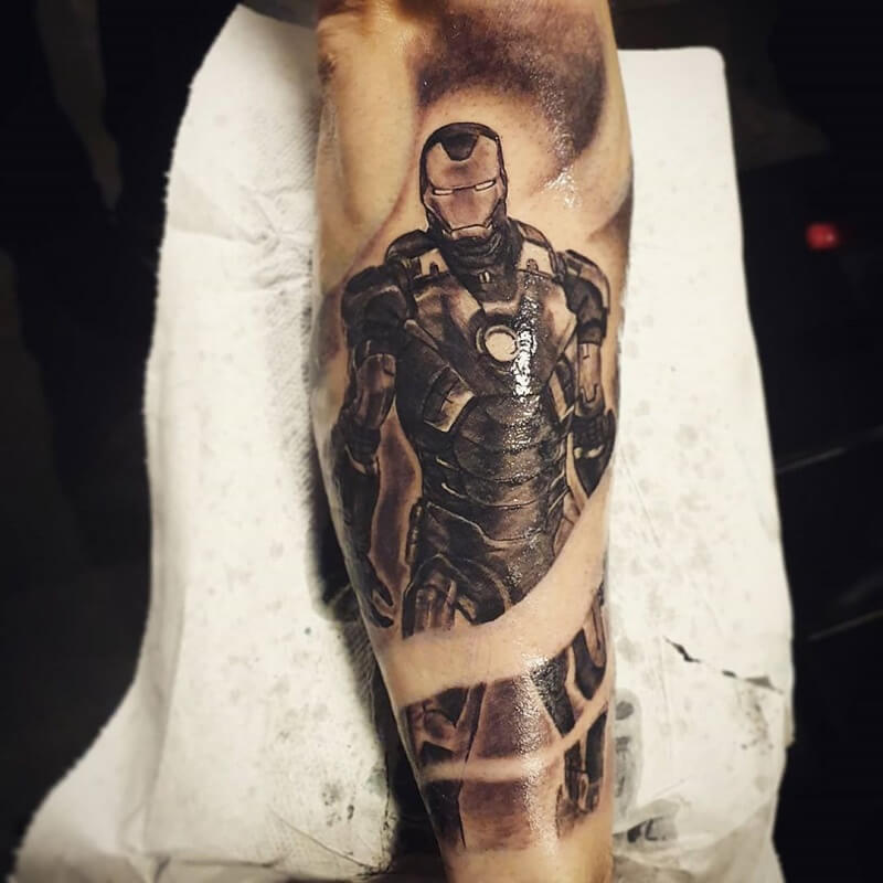 Hình xăm Iron Man kín chân màu đen quyền lực