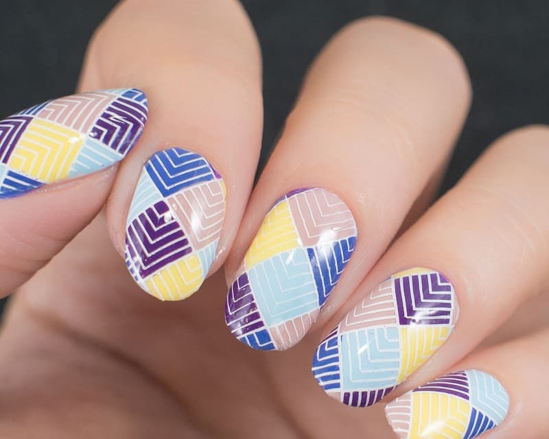 Mẫu nail cầu vồng kẻ ô nhiều màu