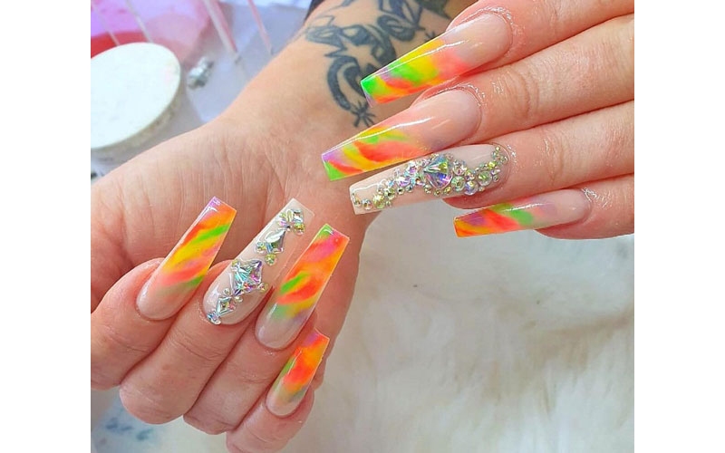 Mẫu nail cầu vồng đính thêm đá