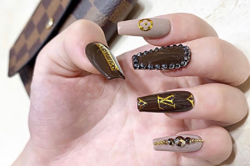 Nail LV màu nâu đất