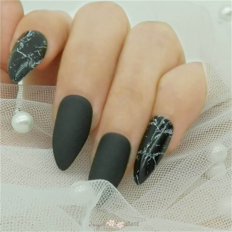 Mẫu nail màu xám đen họa tiết độc đáo