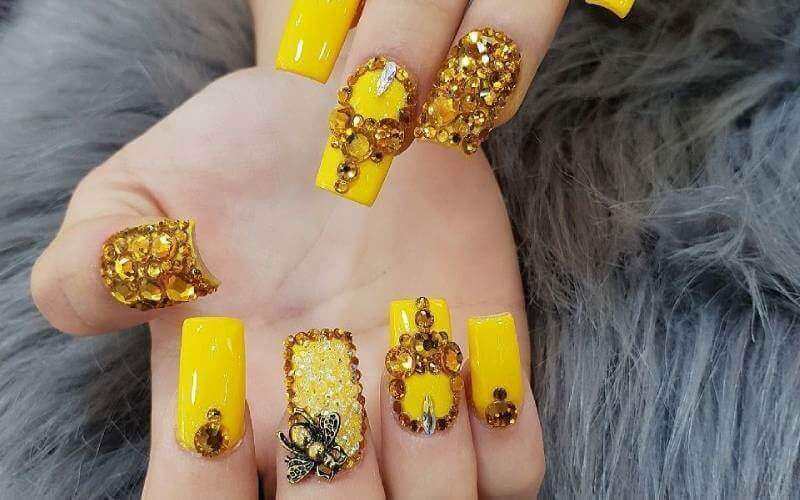 TOP mẫu nail màu vàng đính đá CỰC ĐẸP dành cho chị em