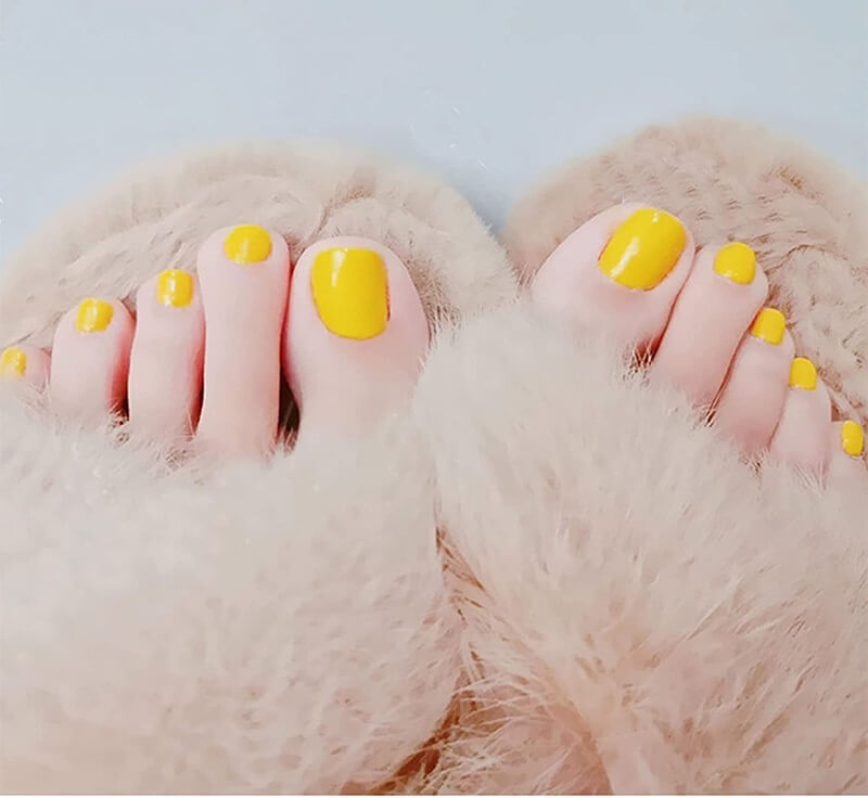 Móng chân sơn màu vàng