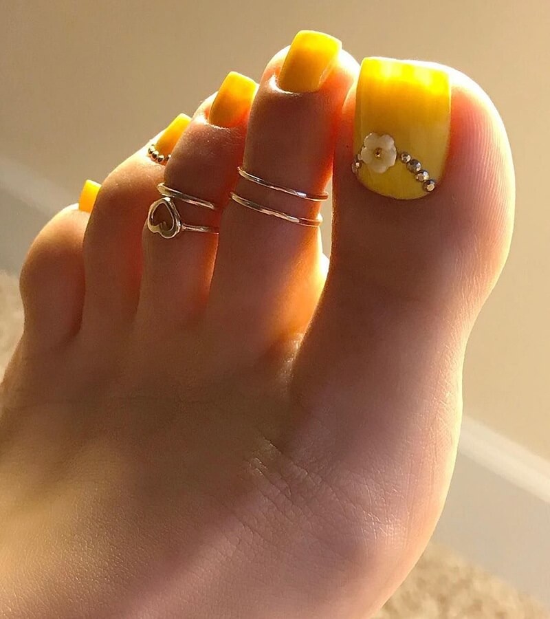 Móng chân sơn màu vàng
