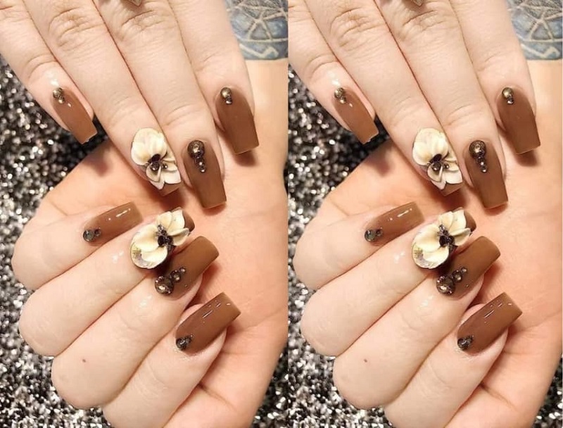 Nail sơn thạch màu nâu đính hoa văn sang chảnh