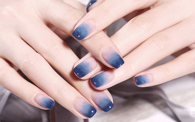 Mẫu nail màu xanh dương ombre nhẹ nhàng