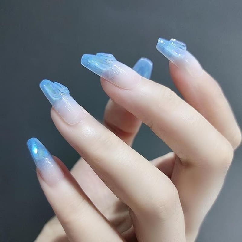 Mẫu nail màu xanh dương nhạt sơn ombre kèm họa tiết nổi ấn tượng