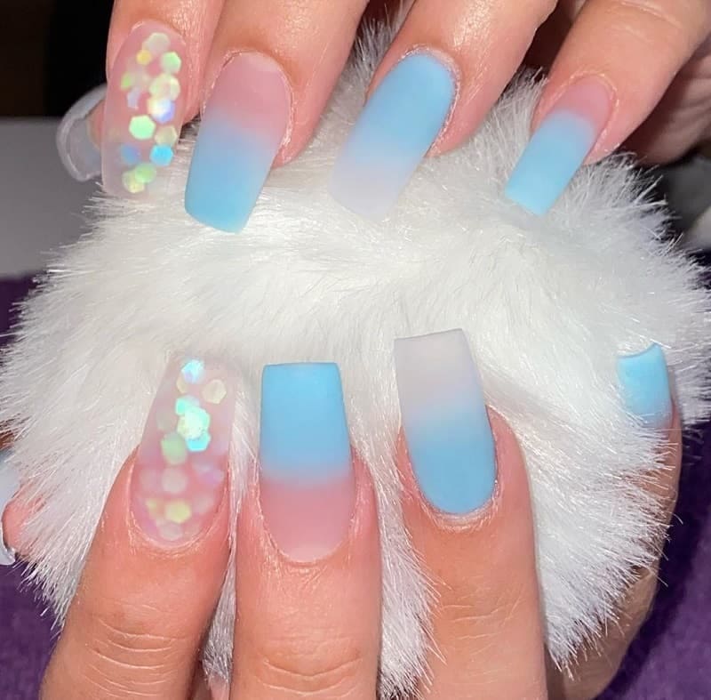 Mẫu nail màu xanh dương nhạt sơn ombre phối kim tuyến năng động