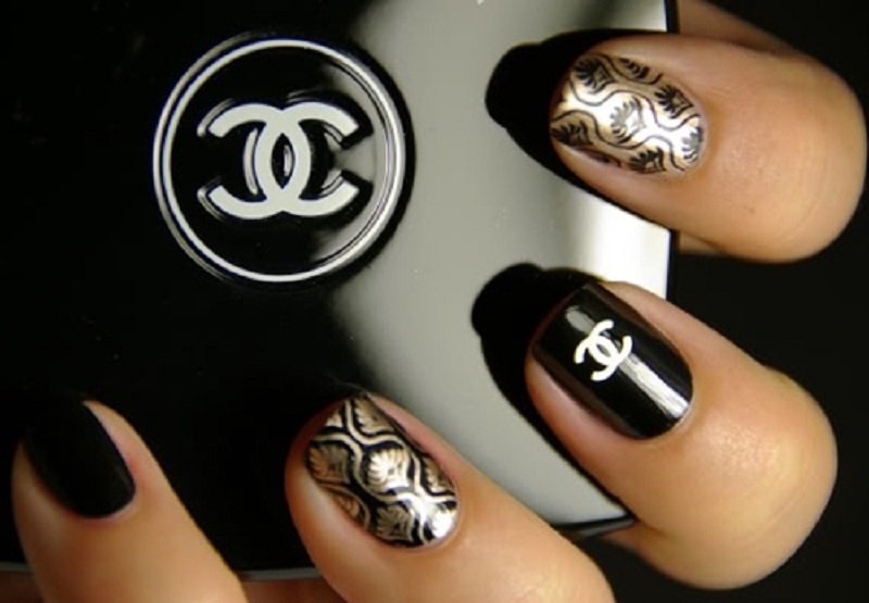 Mẫu nail Chanel sang trọng với ánh vàng lấp lánh