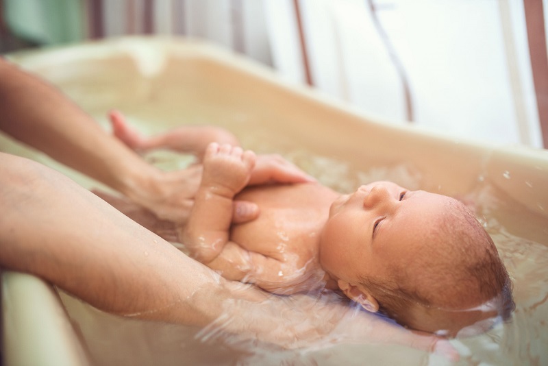 Một số lưu ý khi tắm trắng cho trẻ sơ sinh bằng lá