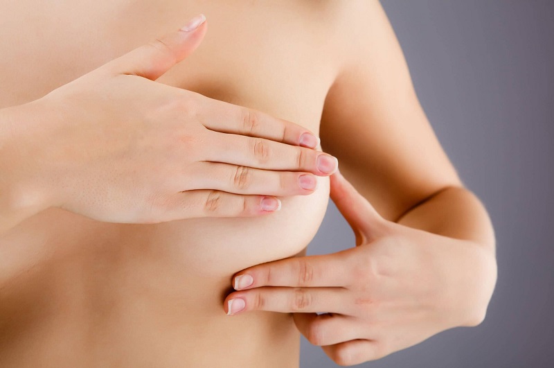 Cách nâng ngực chảy xệ không cần phẫu thuật hiệu quả được nhiều chị em áp dụng nhất là massage vòng 1