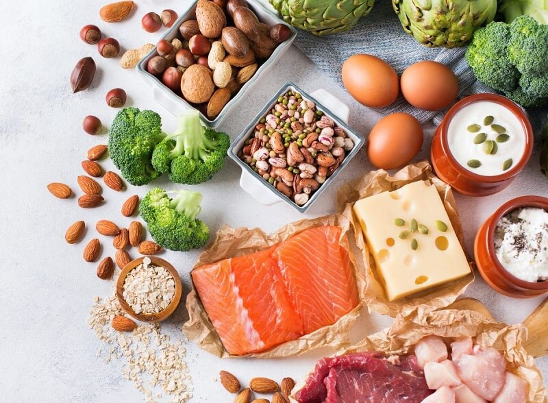 Cách tăng cân cho người gầy khó hấp thụ tại nhà được nhiều người áp dụng nhất là tăng cường bổ sung protein