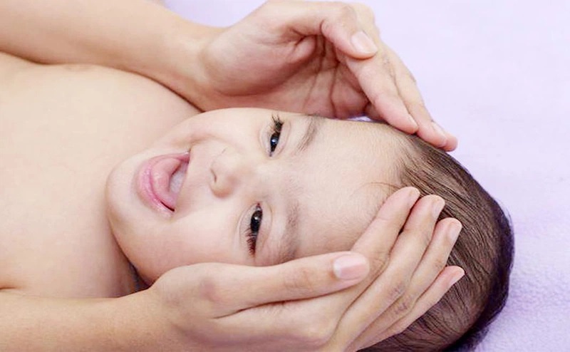Lưu ý khi massage mắt cho trẻ sơ sinh