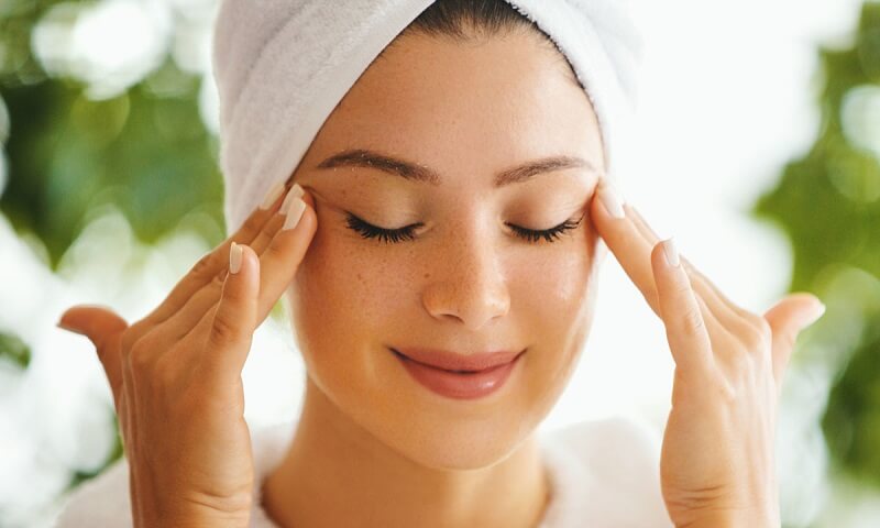 Massage mắt là cách chữa sụp mí đơn giản và hiệu quả nhất ngay tại nhà.