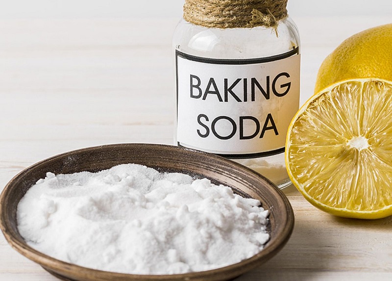Kết hợp giữa baking soda và chanh giúp trắng bật tông da