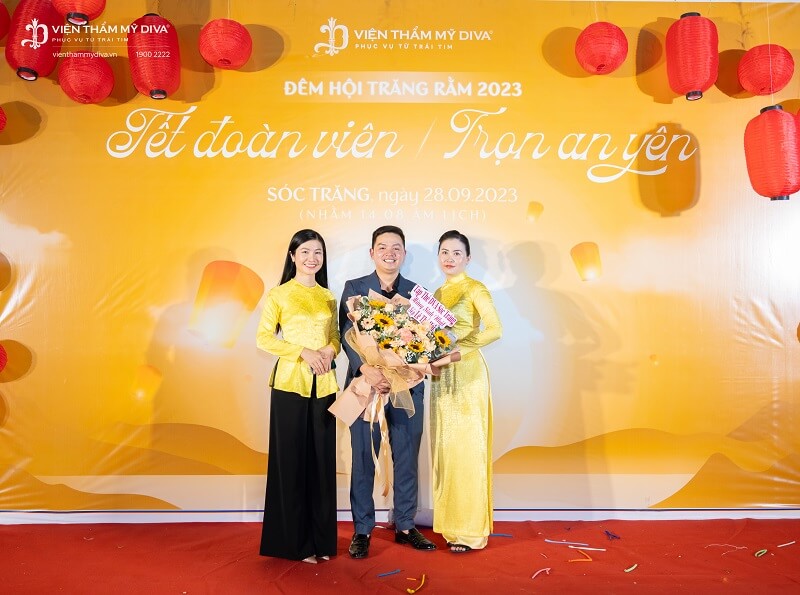 Sự kiện có sự tham dự của ông Lê Thế Hai - Chủ tịch DVA GROUP (đứng giữa) và bà Trần Thị Trúc Ly (bên trái)
