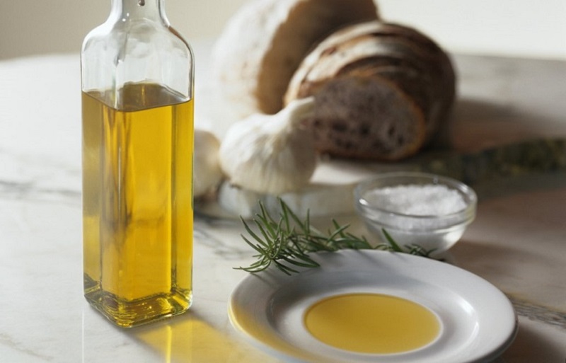 Muối và dầu oliu 