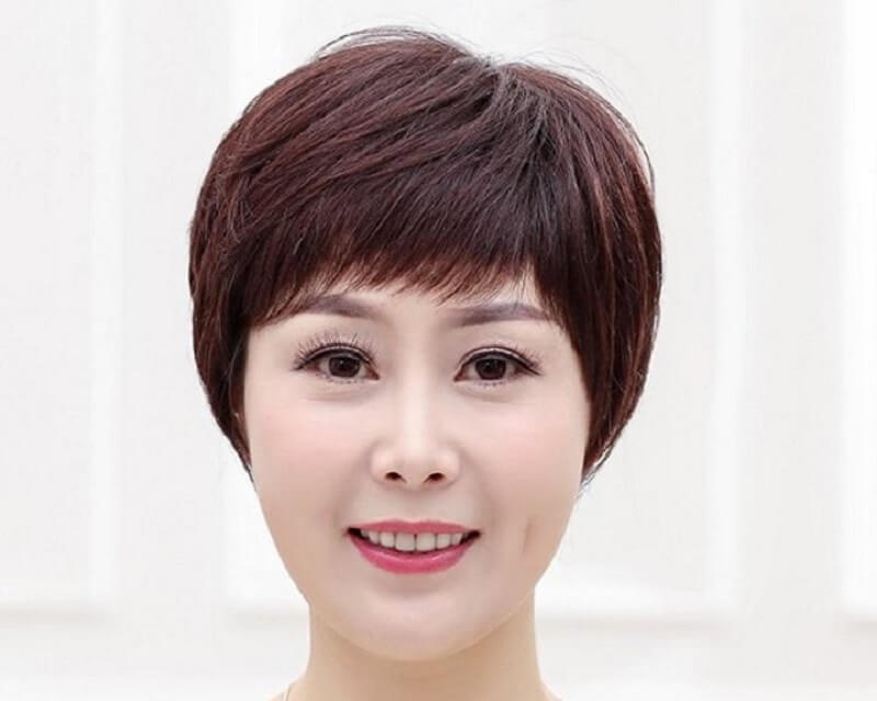 Kiểu tóc ngắn đẹp cho tuổi 40 này giúp khuôn mặt trở nên cân đối, hài hòa và ấn tượng hơn.