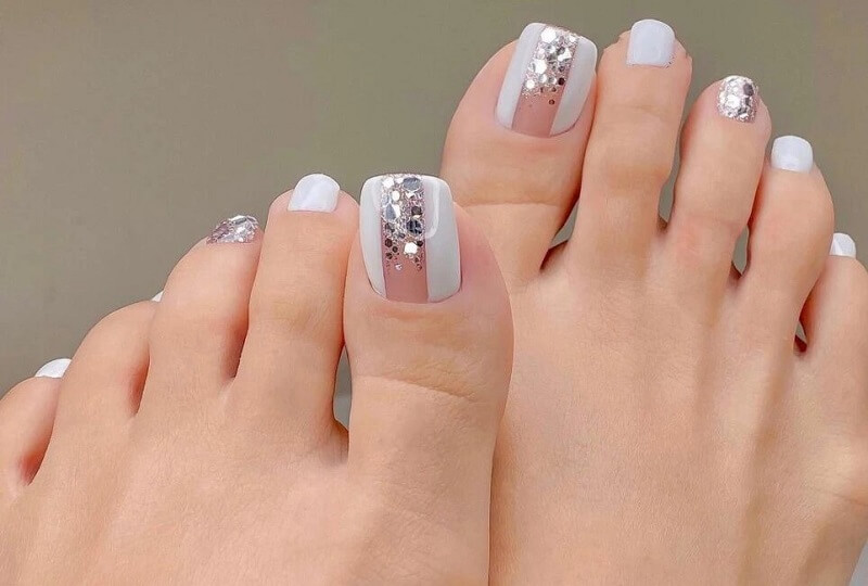 Nail móng chân màu trắng mang đến sự cá tính 