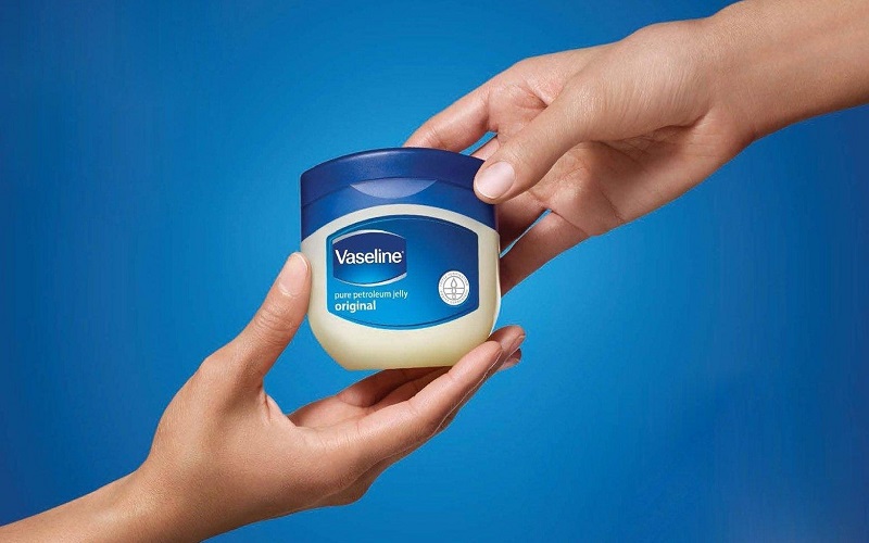 Dùng vaseline nguyên chất dưỡng móng cho hiệu quả cao