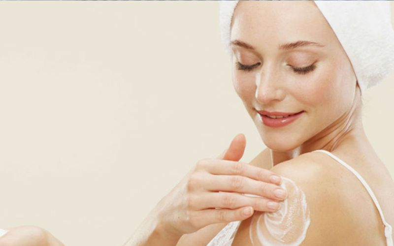 Nguyên lý hoạt động của việc tắm trắng dựa trên cơ chế loại bỏ melanin, tẩy tế bào chết và tái tạo lớp da mới.