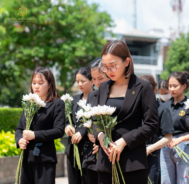 Viện thẩm mỹ DIVA tổ chức dâng hoa dâng hương nhân kỷ niệm 77 năm ngày Thương binh Liệt sĩ 11