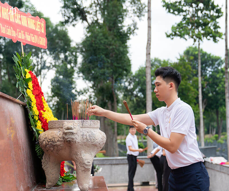 Viện thẩm mỹ DIVA tổ chức dâng hoa dâng hương nhân kỷ niệm 77 năm ngày Thương binh Liệt sĩ 20