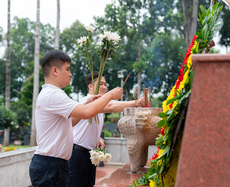 Viện thẩm mỹ DIVA tổ chức dâng hoa dâng hương nhân kỷ niệm 77 năm ngày Thương binh Liệt sĩ 21