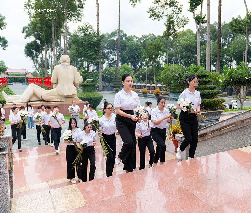 Viện thẩm mỹ DIVA tổ chức dâng hoa dâng hương nhân kỷ niệm 77 năm ngày Thương binh Liệt sĩ 31