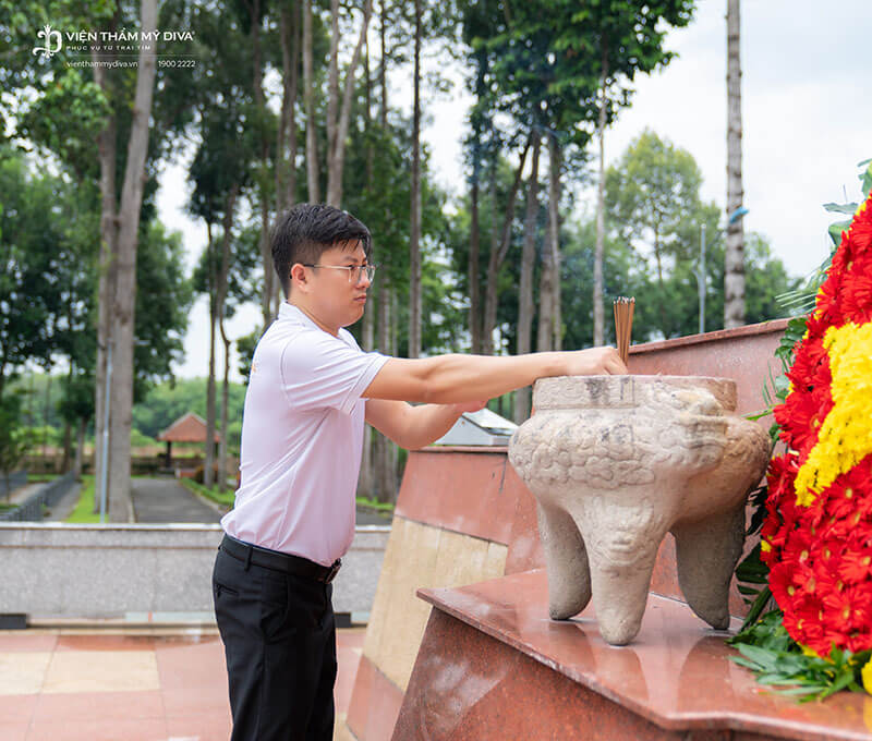 Viện thẩm mỹ DIVA tổ chức dâng hoa dâng hương nhân kỷ niệm 77 năm ngày Thương binh Liệt sĩ 8