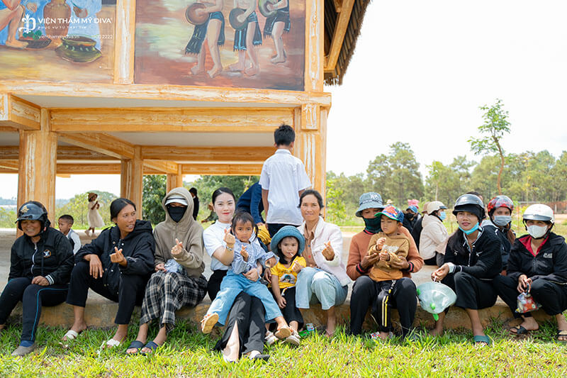 Viện Thẩm Mỹ DIVA tổ chức trao tặng quà cho trẻ em có hoàn cảnh khó khăn tại huyện Đức Trọng, tỉnh Lâm Đồng 25