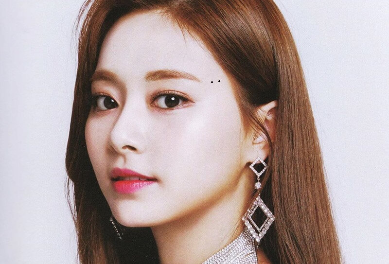 Những người sở hữu 2 nốt ruồi song song ở thái dương thường có cuộc sống giàu có, sự nghiệp ổn định và tiền của tiêu xài không lo hết.