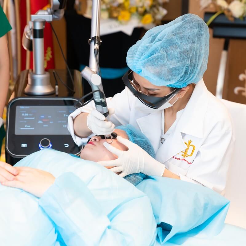 Bác sĩ điều trị nám cho khách hàng