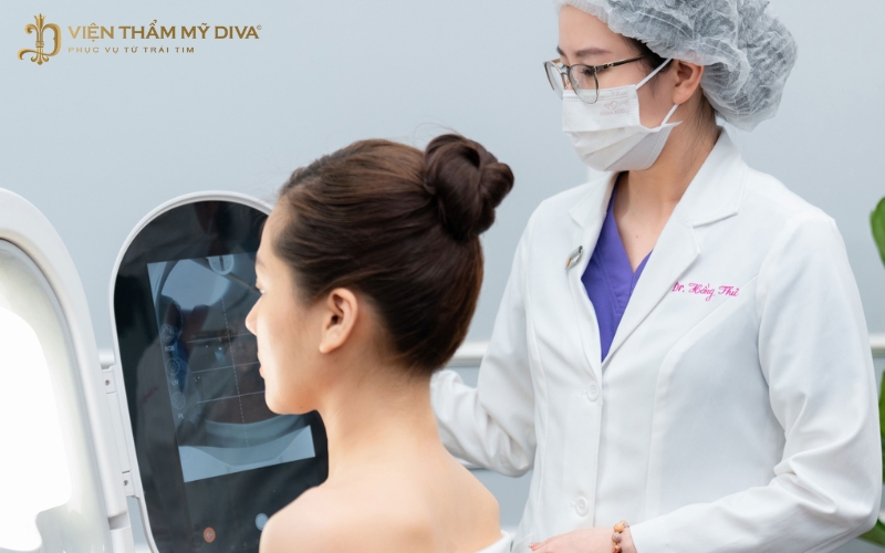 Bạn sẽ được bác sĩ da liễu thăm khám kỹ càng trước khi thực hiện