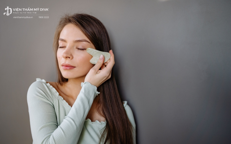 Cách trẻ hóa da mặt không cần phẫu thuật, an toàn và hiệu quả 12 Thường xuyên massage các vùng da trán, mắt, má, cằm để kích thích tuần hoàn máu