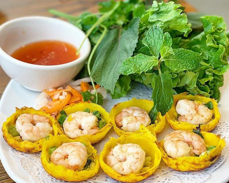 Ăn bánh căn kèm với rau để giúp no nhanh Ăn bánh căn kèm với rau