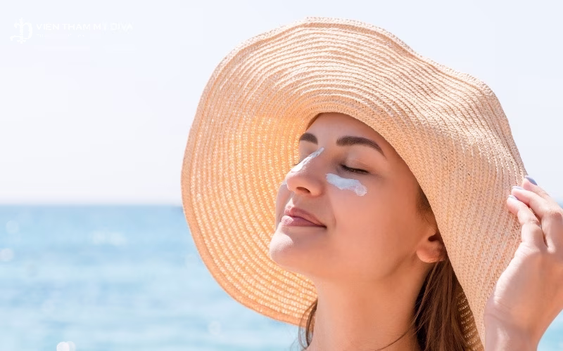 Thoa kem dưỡng, chống nắng đầy đủ để bảo vệ vùng mày sau phun