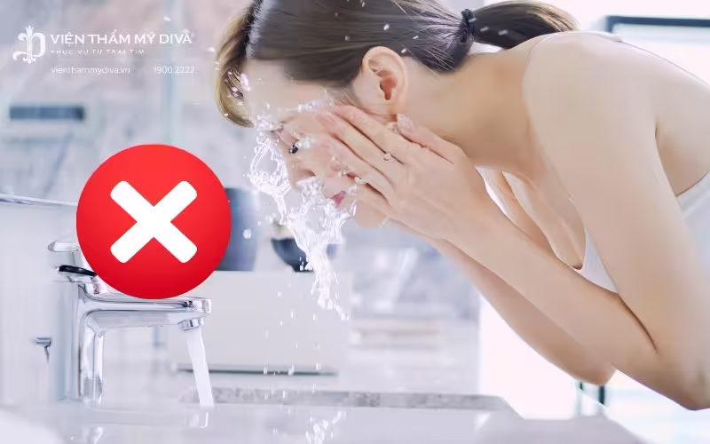 Tránh để vùng mày tiếp xúc trực tiếp với nước sau khi phun
