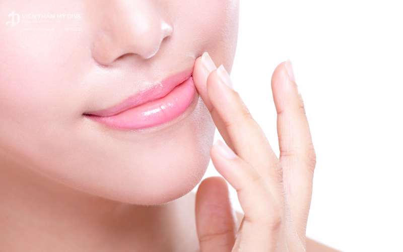 Môi sau khi dặm lần 2 cần được bảo vệ, chăm sóc kỹ càng
