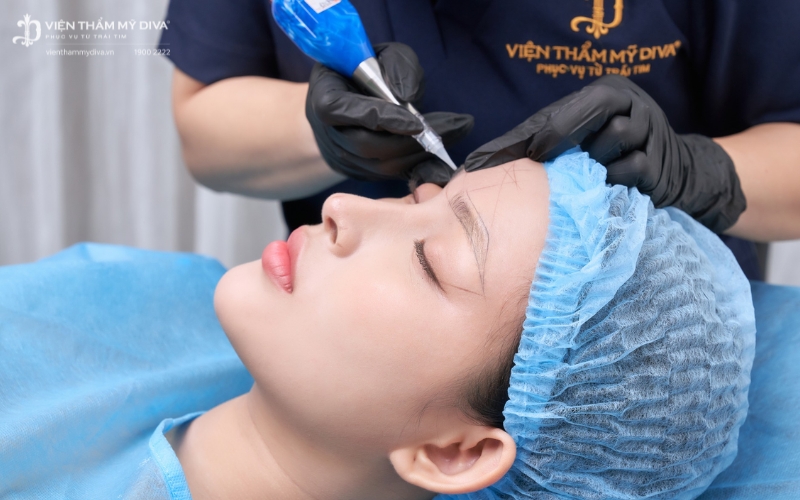 Chuyên viên tiến hành phun mày ombre sau khi phác thảo dáng mày hoàn chỉnh