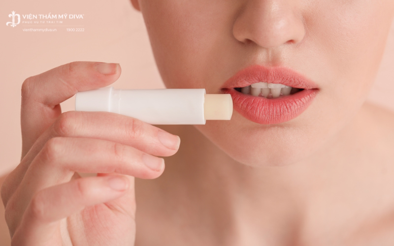 Bạn nên vệ sinh và chăm sóc môi đúng cách theo hướng dẫn